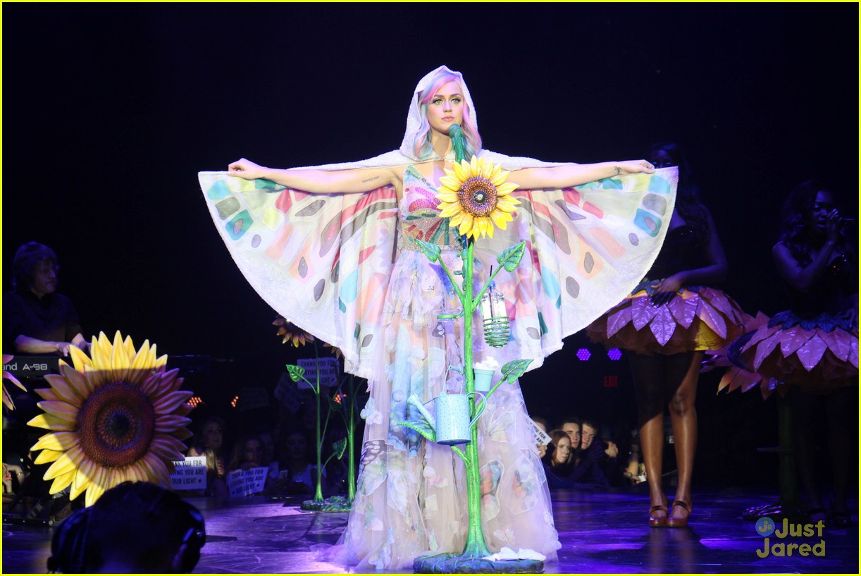 see all of katy perry crazy prismatic tour costumes here 17