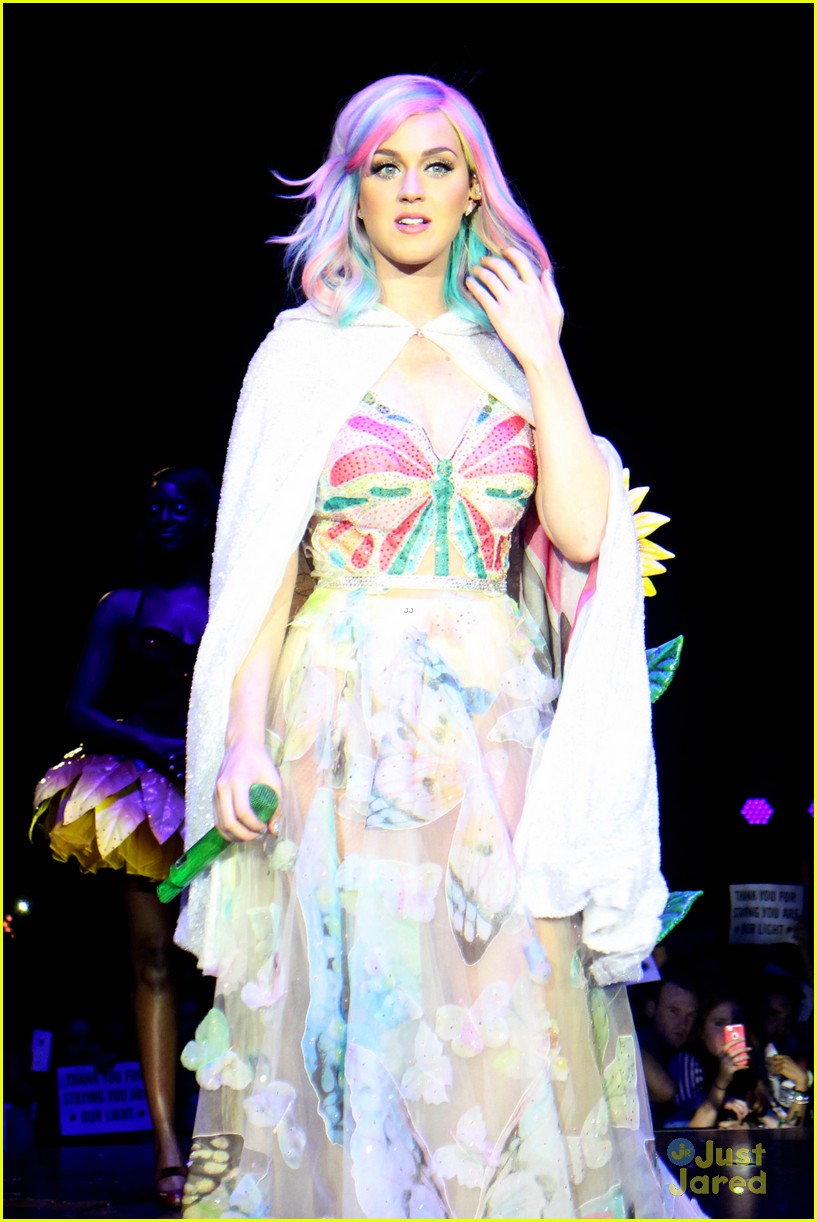 see all of katy perry crazy prismatic tour costumes here 22