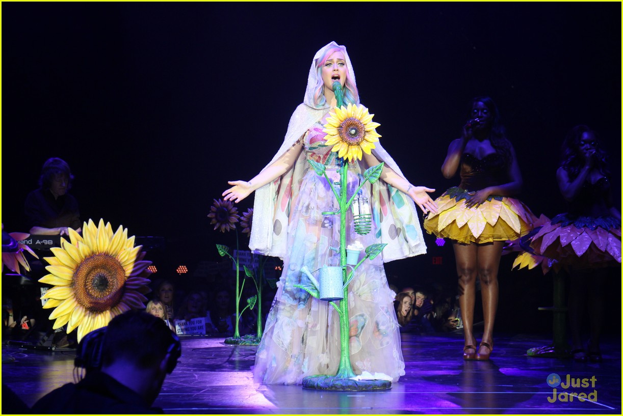 see all of katy perry crazy prismatic tour costumes here 23
