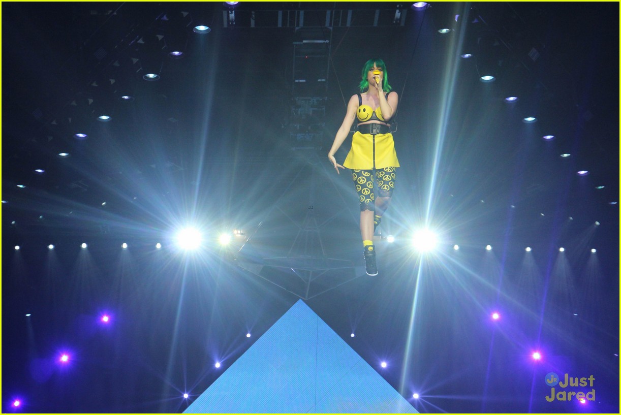 see all of katy perry crazy prismatic tour costumes here 24