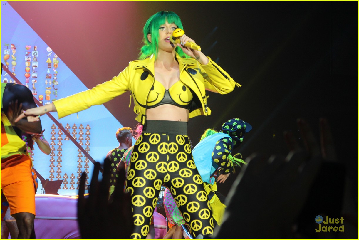 see all of katy perry crazy prismatic tour costumes here 27