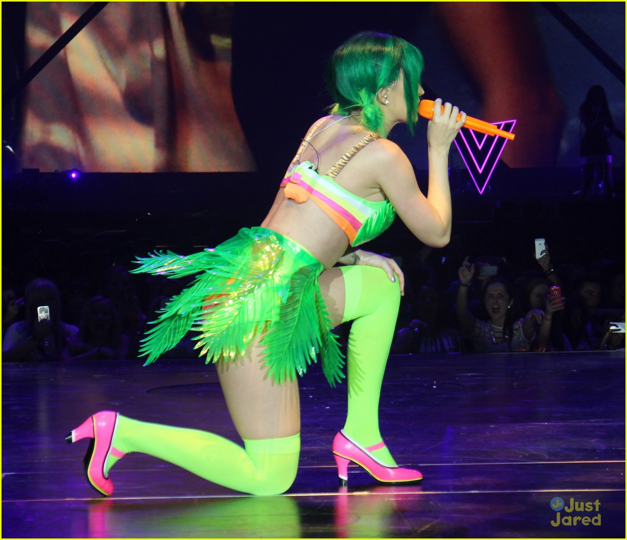 see all of katy perry crazy prismatic tour costumes here 28