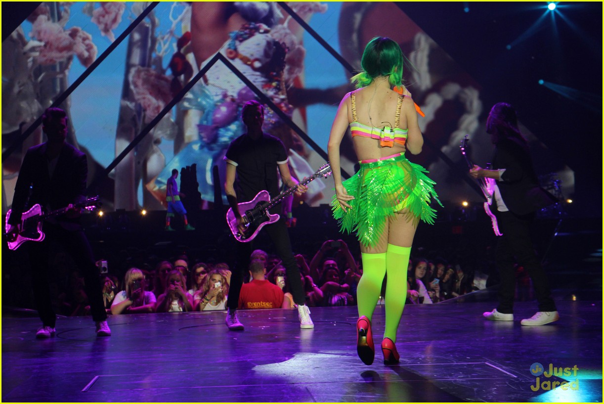 see all of katy perry crazy prismatic tour costumes here 29