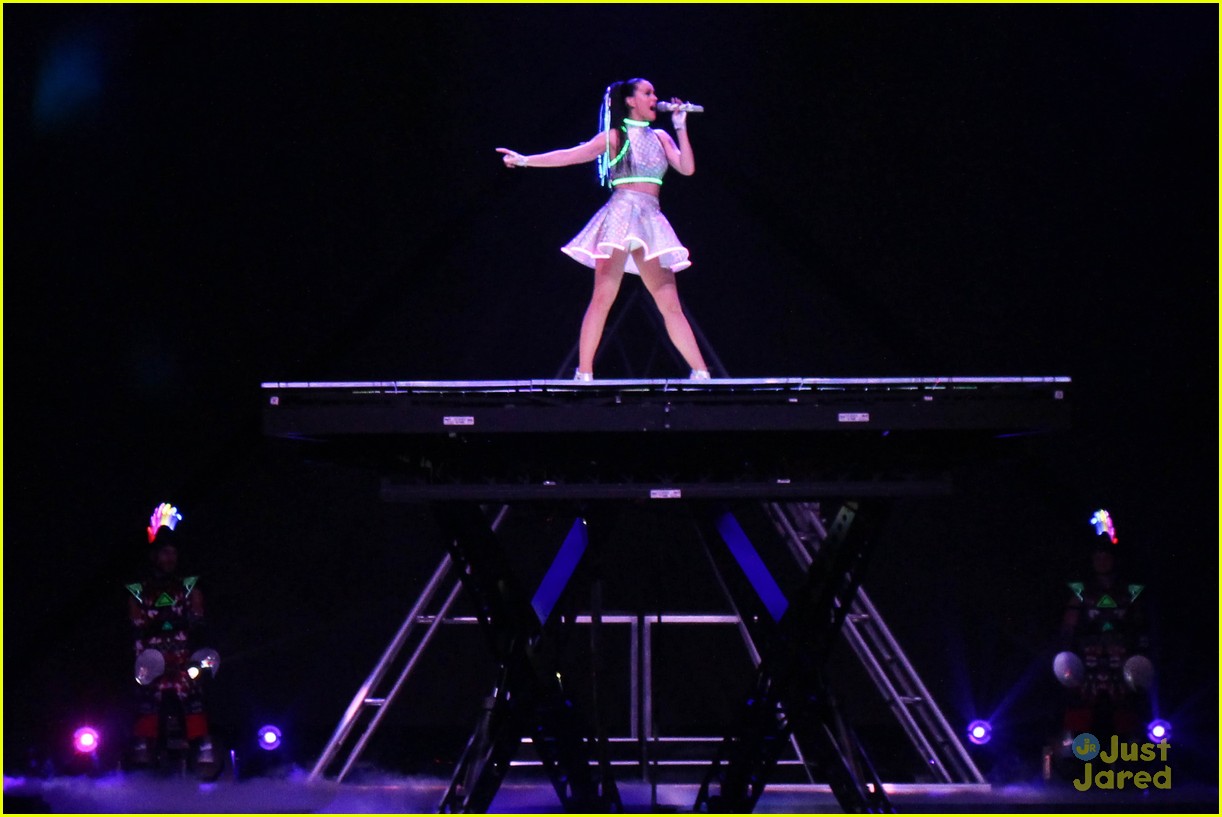 see all of katy perry crazy prismatic tour costumes here 31