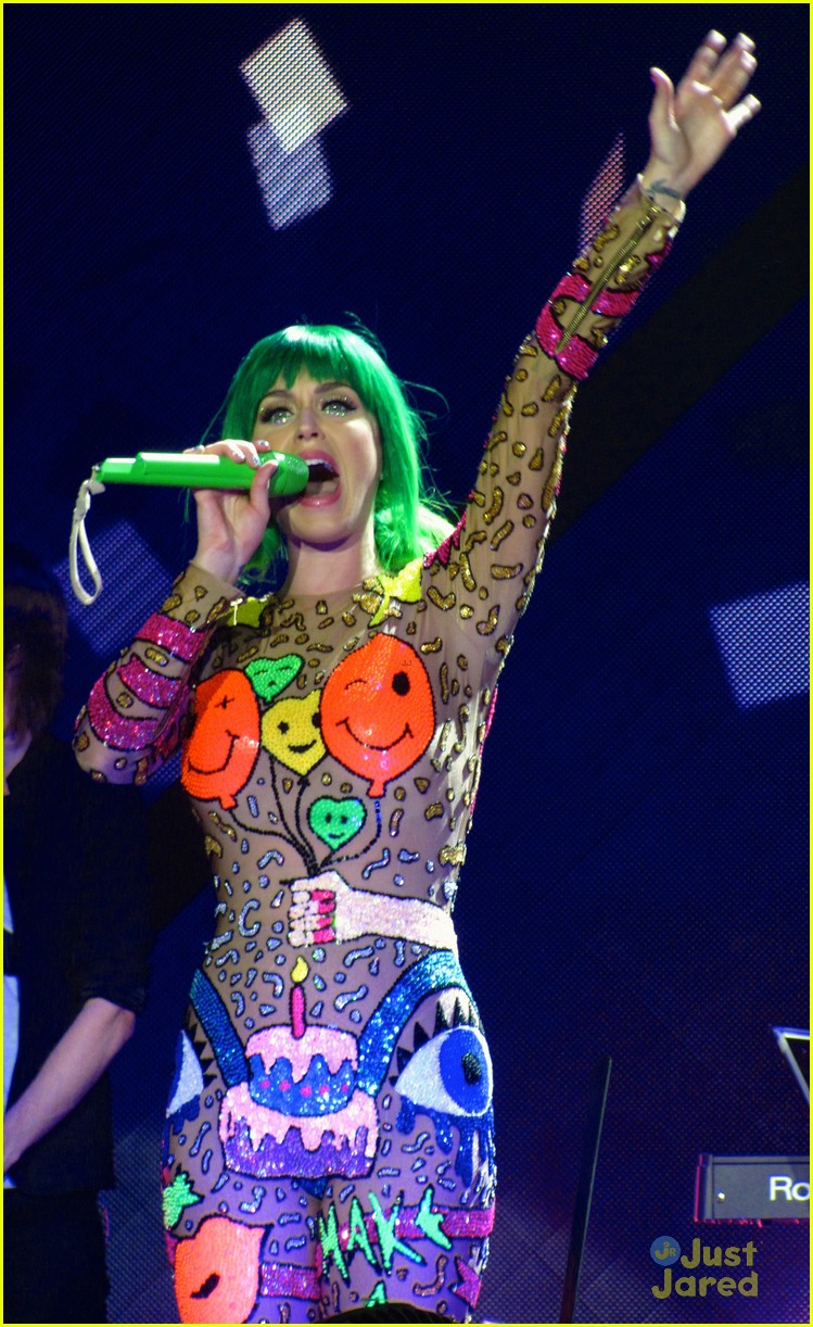 see all of katy perry crazy prismatic tour costumes here 42