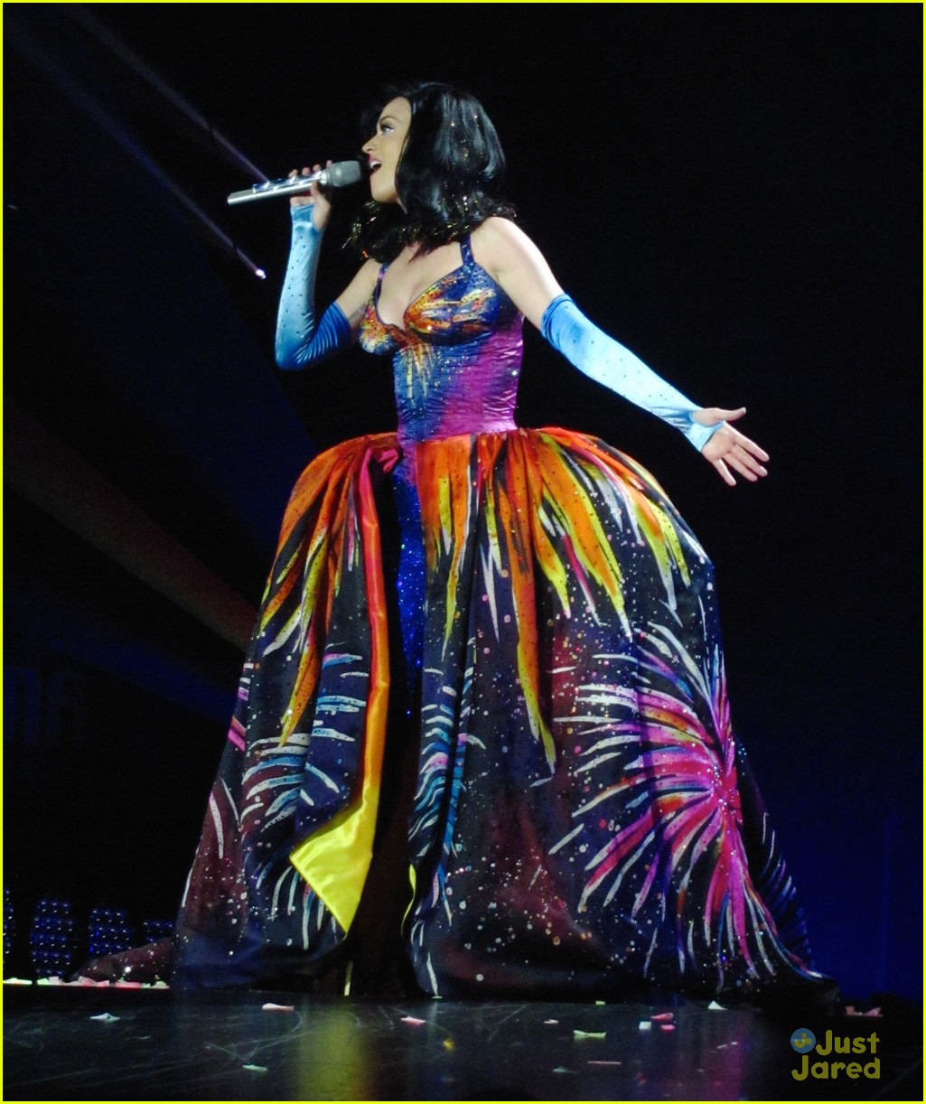 see all of katy perry crazy prismatic tour costumes here 43