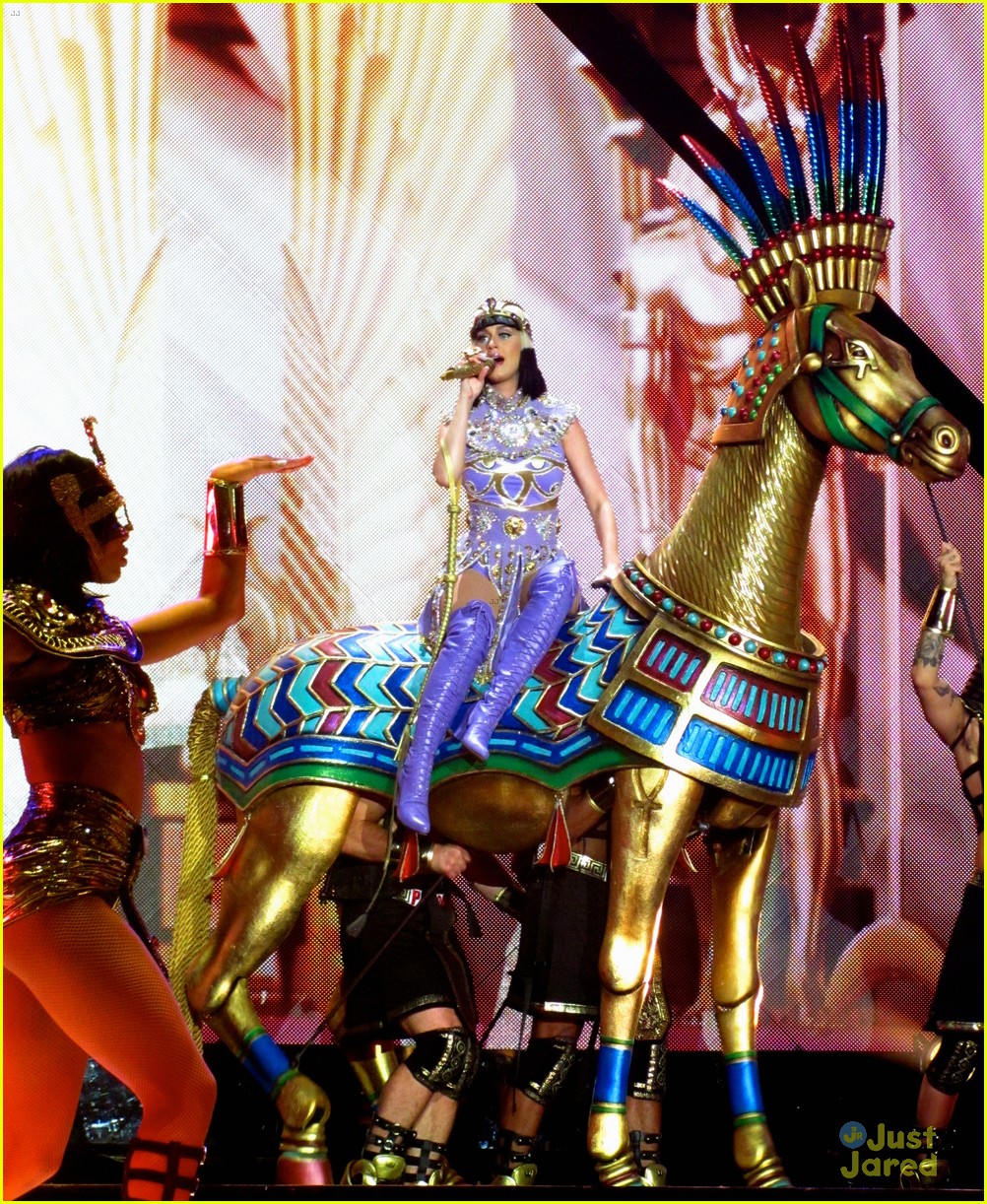 see all of katy perry crazy prismatic tour costumes here 44