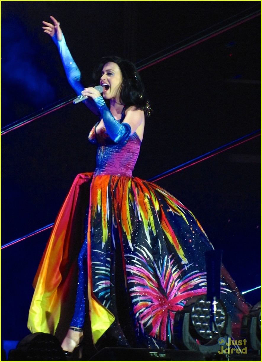 see all of katy perry crazy prismatic tour costumes here 61