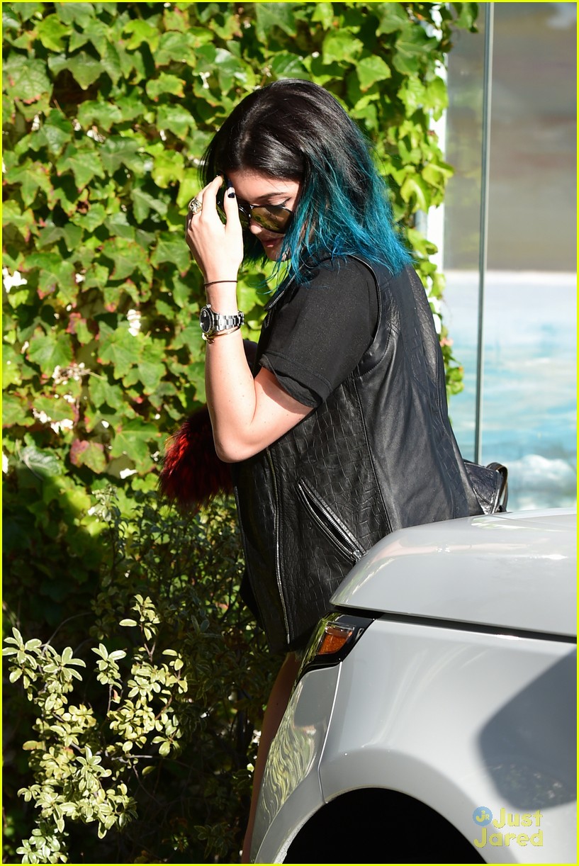 kendall jenner arrives cannes kylie touches up blue hair 19