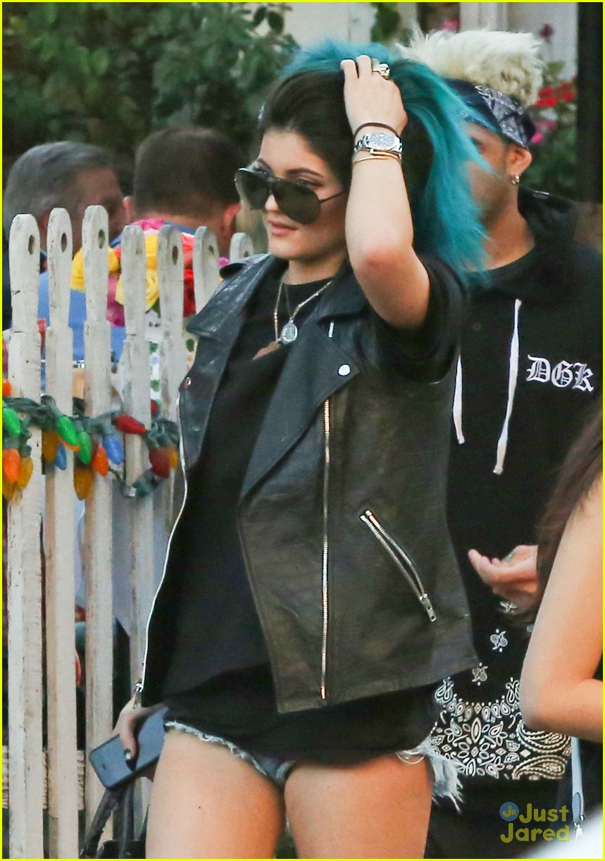 kendall jenner arrives cannes kylie touches up blue hair 36