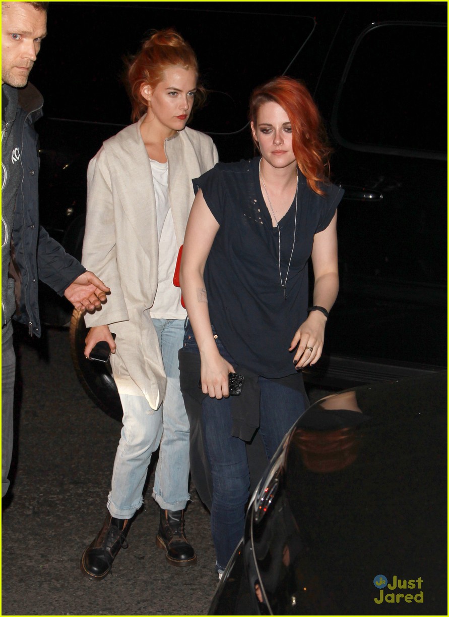 Kristen Stewart Trades in Gown for Jeans at Met Ball 2014 AfterParties(01)