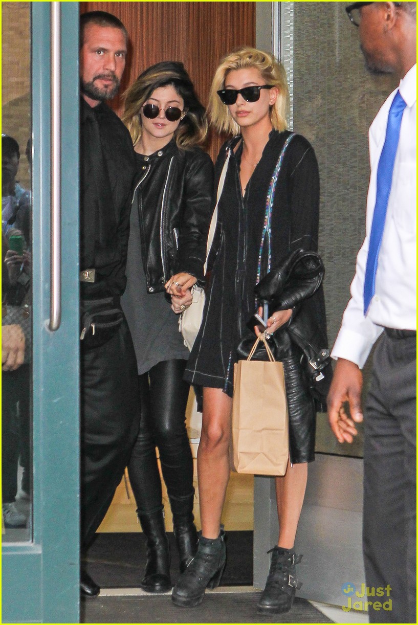 kylie jenner hailey baldwin hang out nyc 03