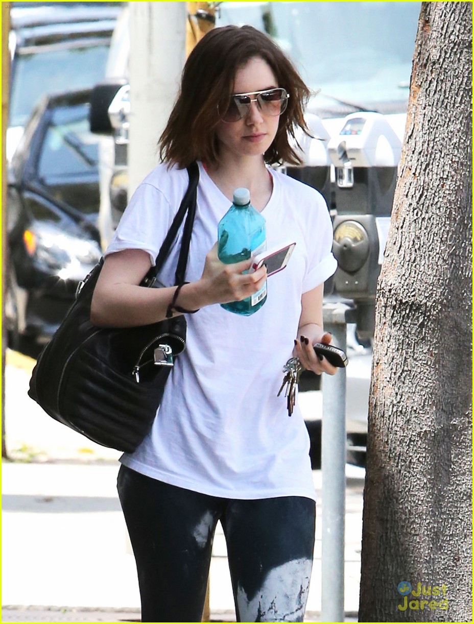 lily collins finishes off work week gym session 04