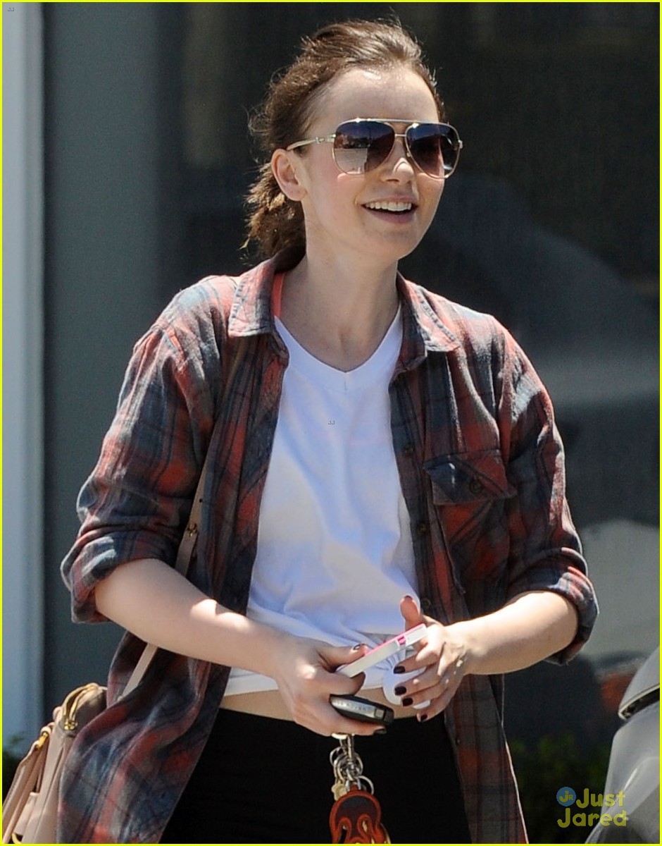 lily collins shops like a pricess on monday 01