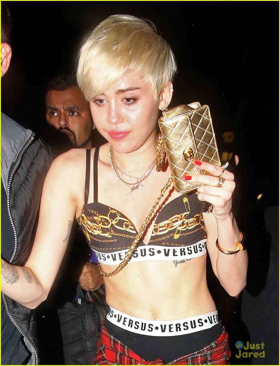 miley cyrus enters club fully clothed leaves in bra 02