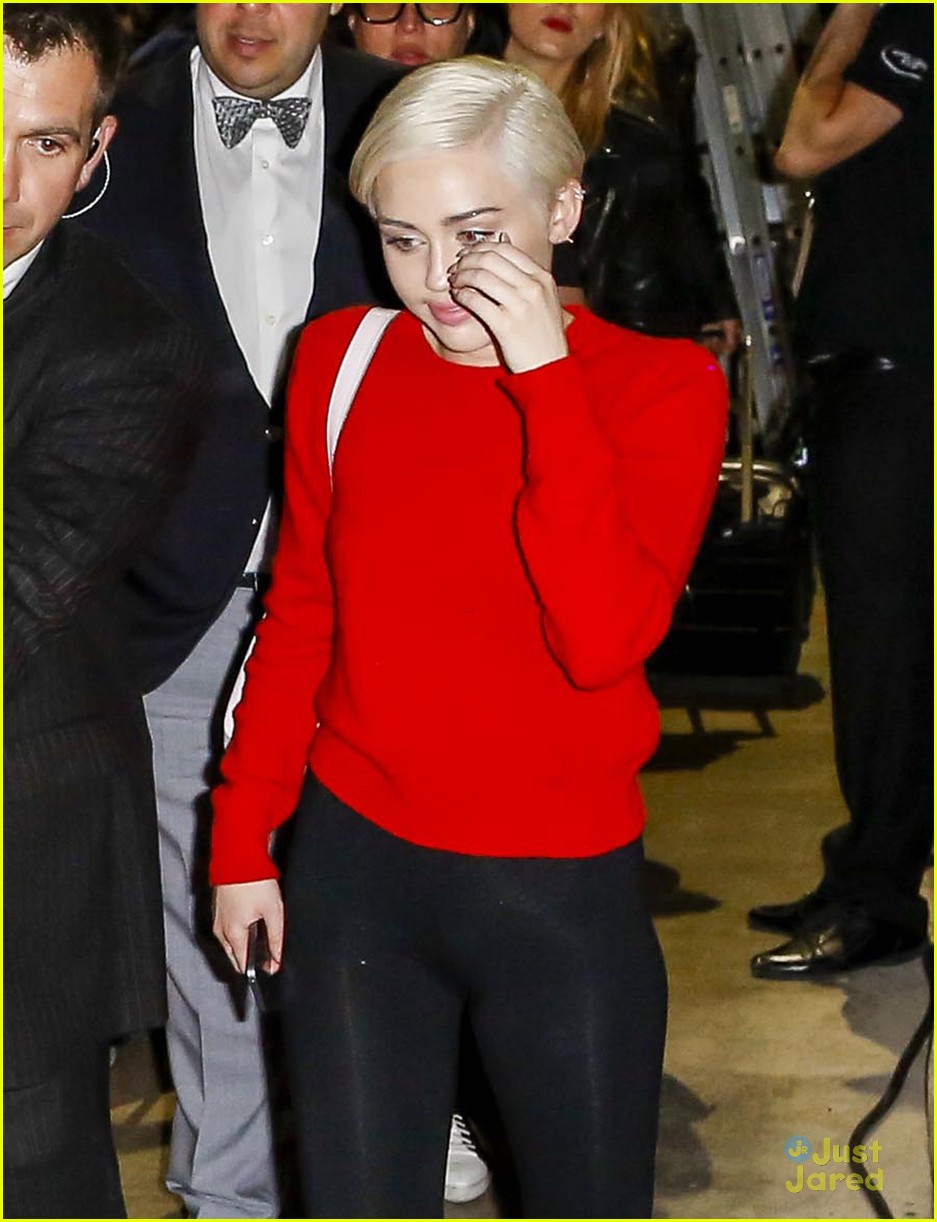 miley cyrus slippers after wmawards 02