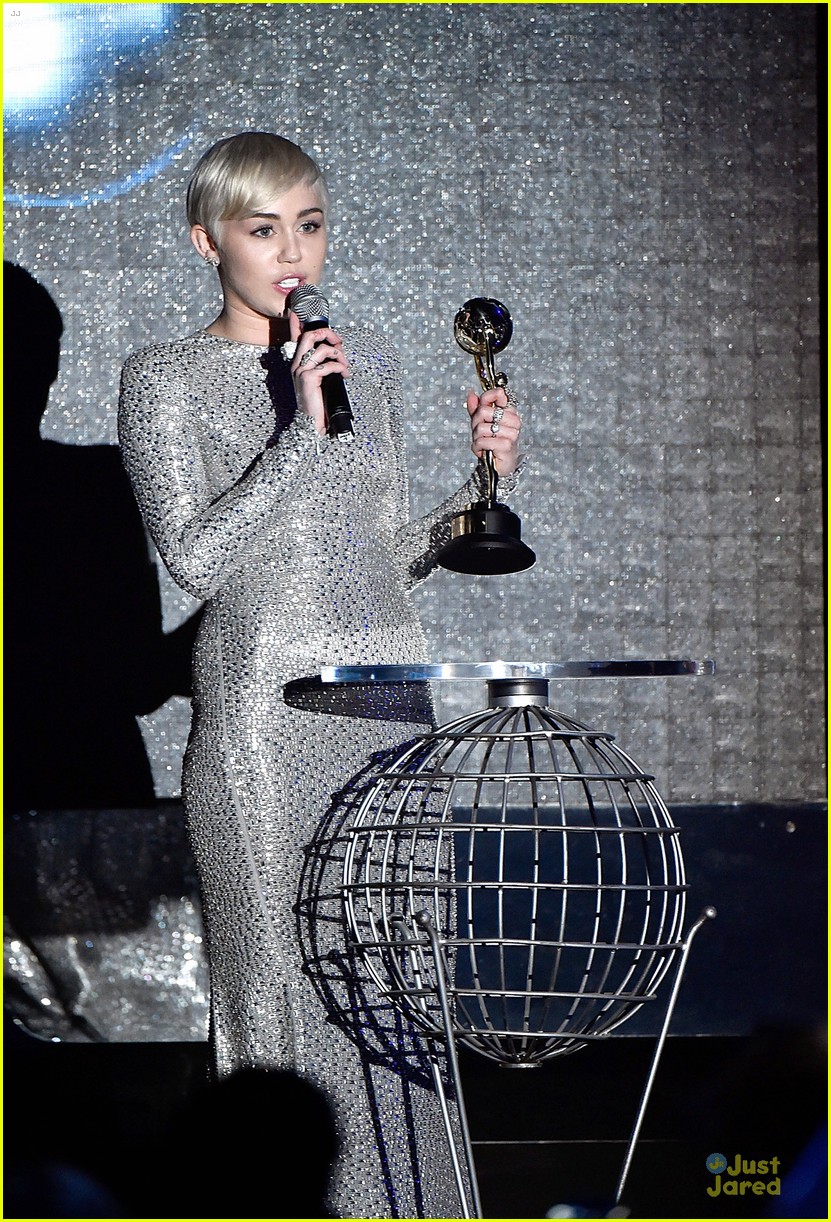 miley cyrus wins at world music awards 2014 05