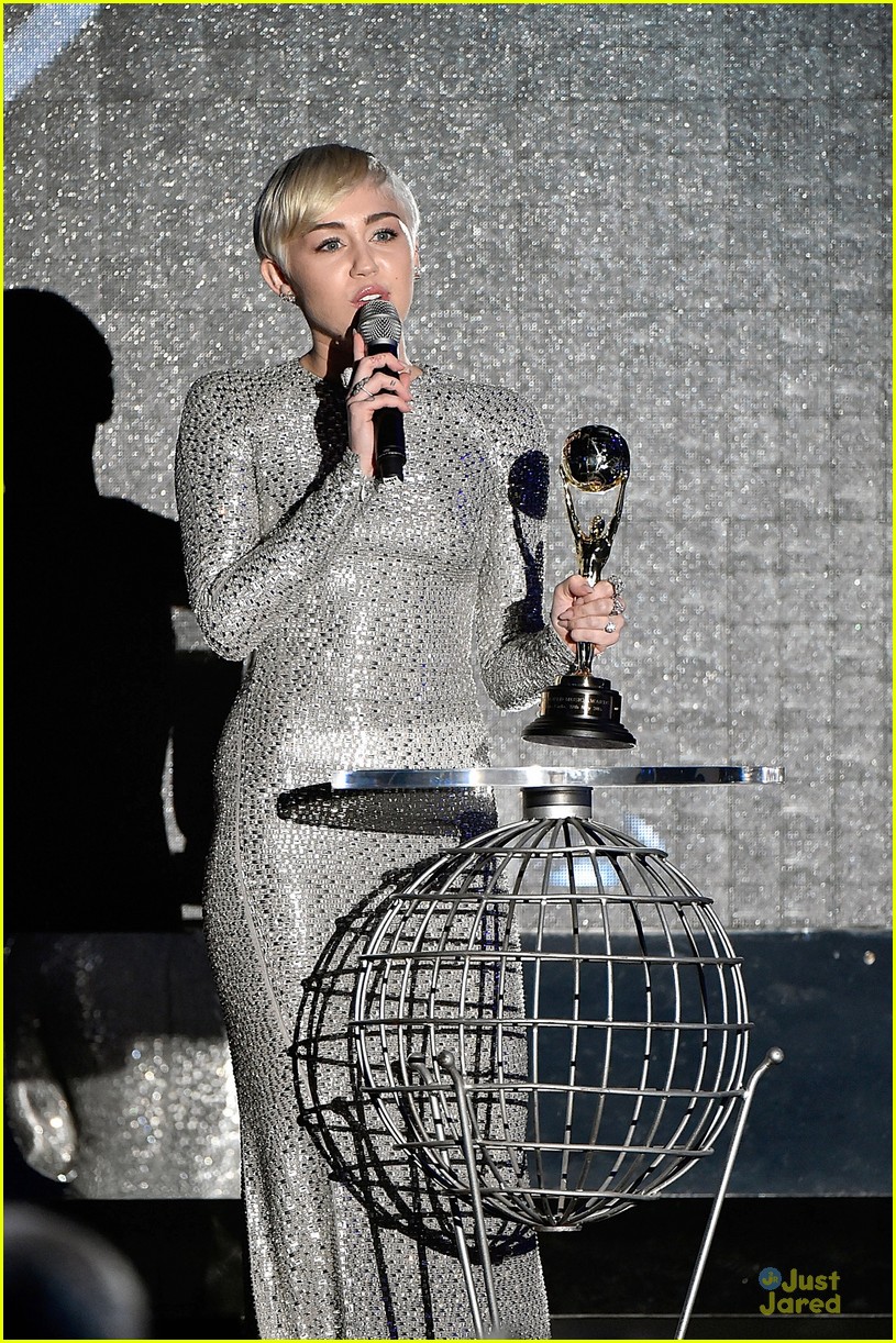 miley cyrus wins at world music awards 2014 07
