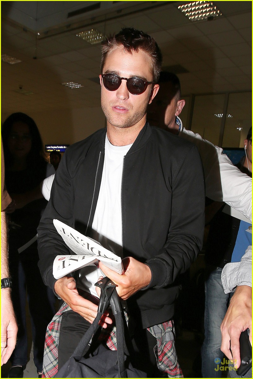 robert pattinson flies to nice for cannes 02