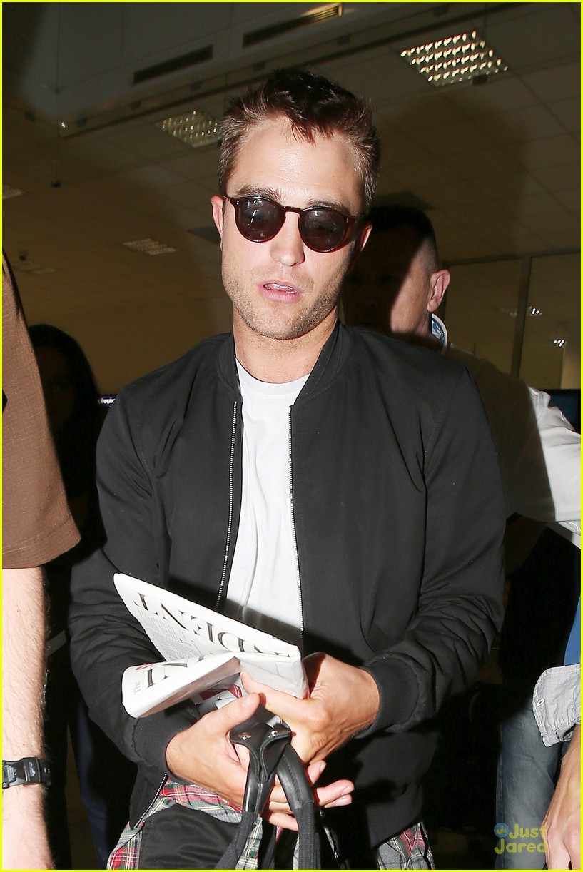 robert pattinson flies to nice for cannes 09
