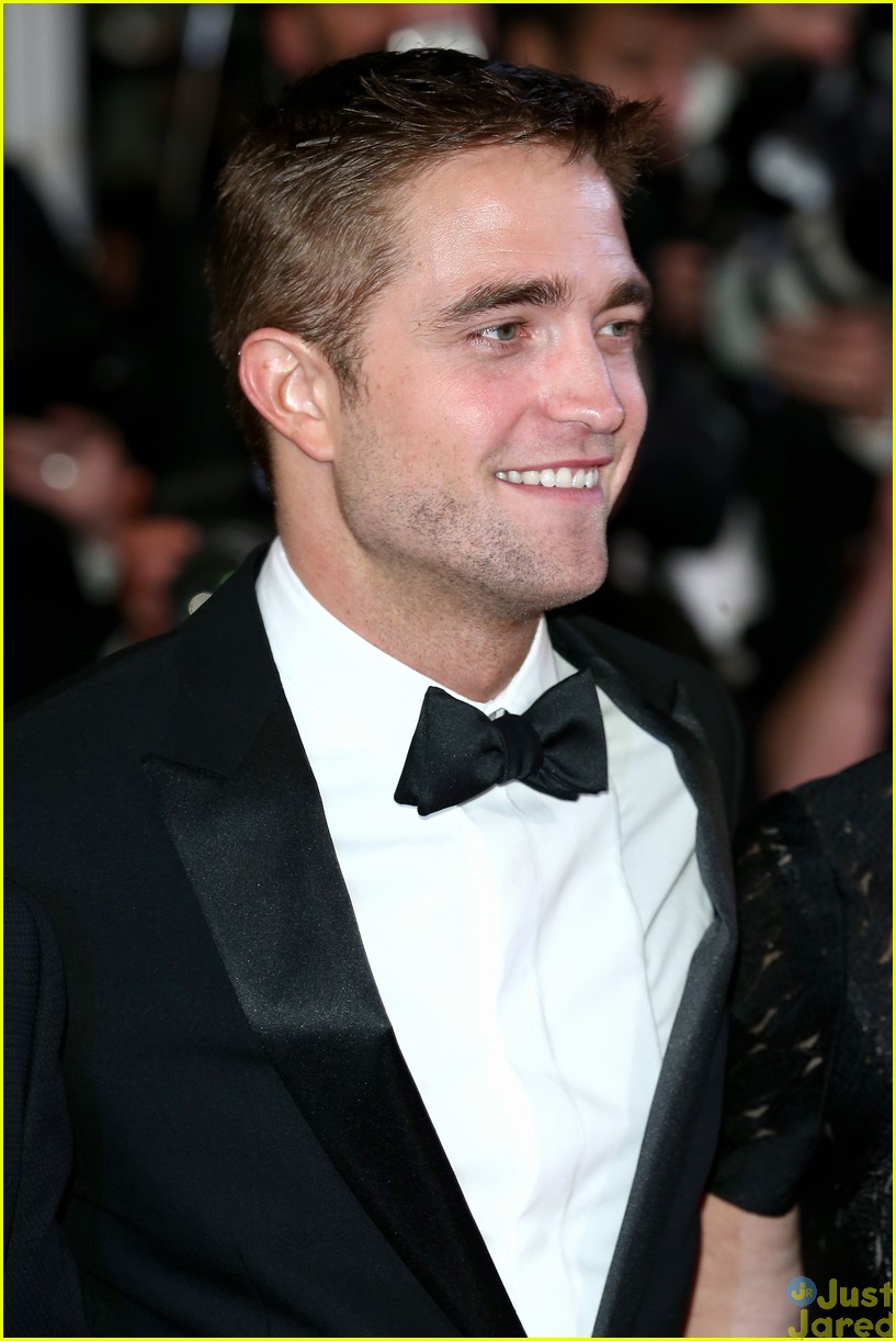 robert pattinson suits up nicely for the rover cannes premiere01