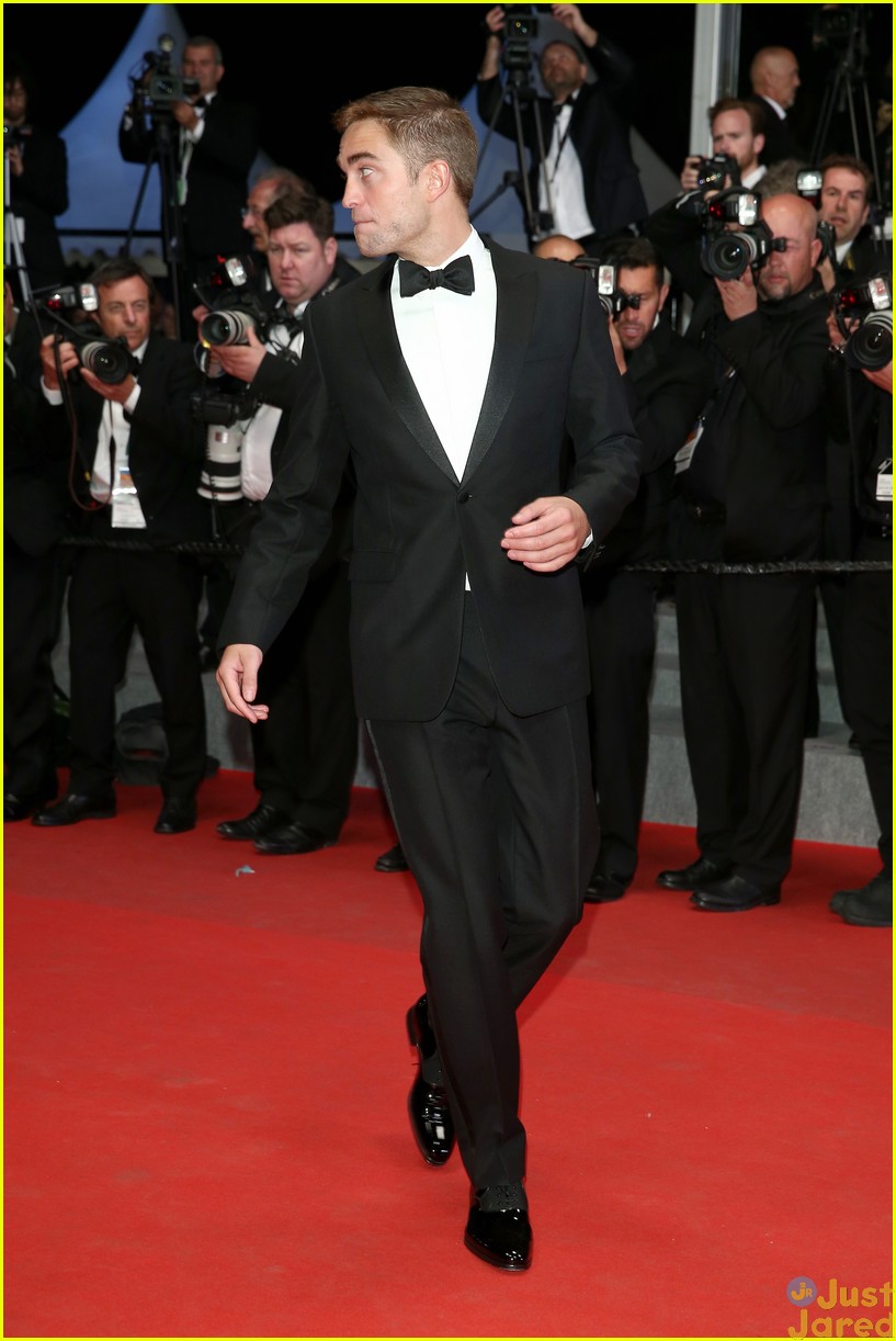 robert pattinson suits up nicely for the rover cannes premiere03