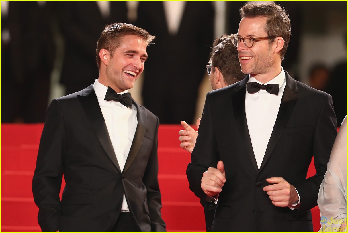 robert pattinson suits up nicely for the rover cannes premiere06