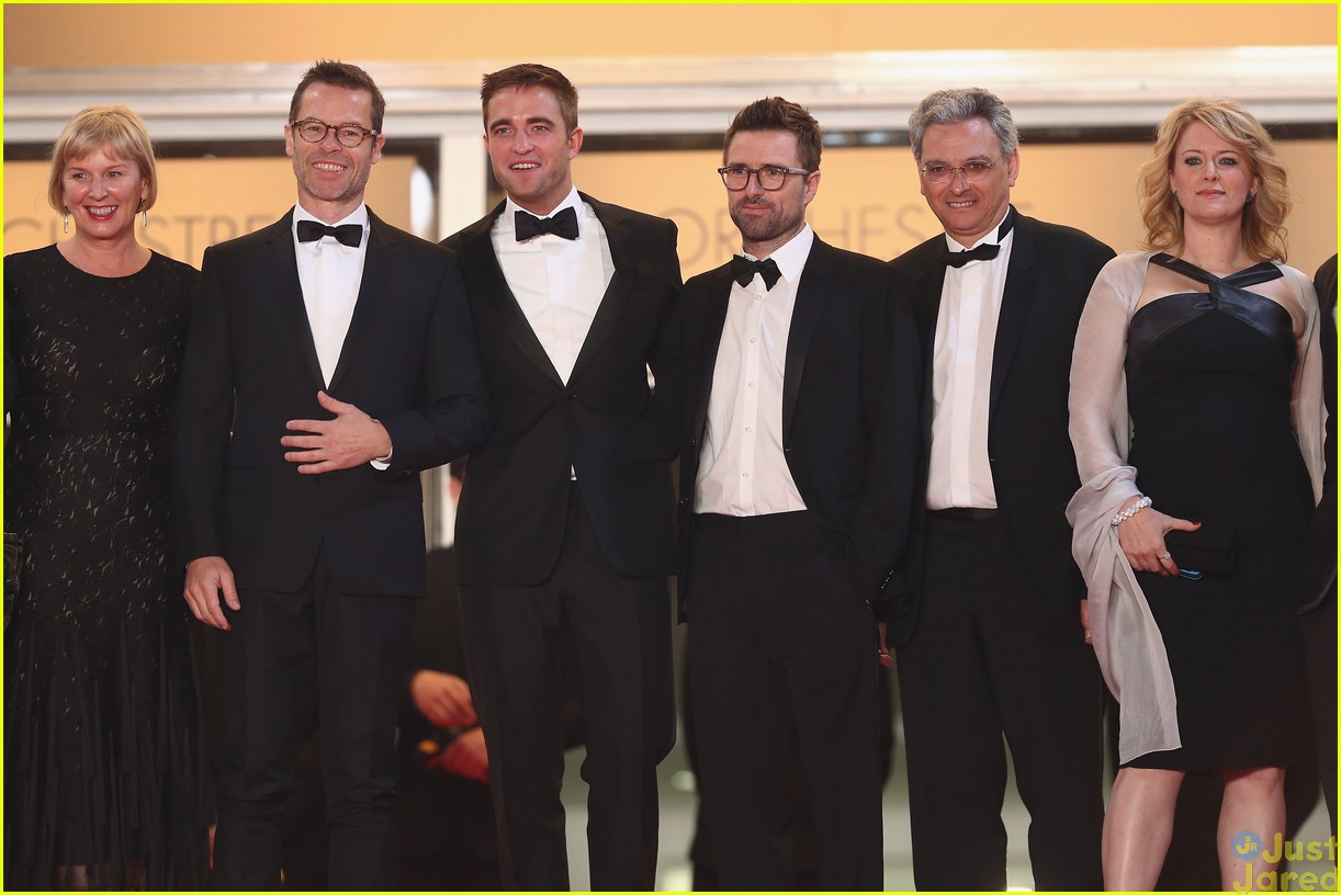 robert pattinson suits up nicely for the rover cannes premiere08
