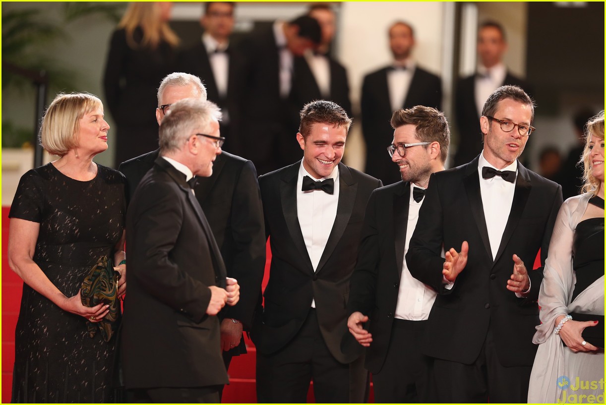 robert pattinson suits up nicely for the rover cannes premiere09