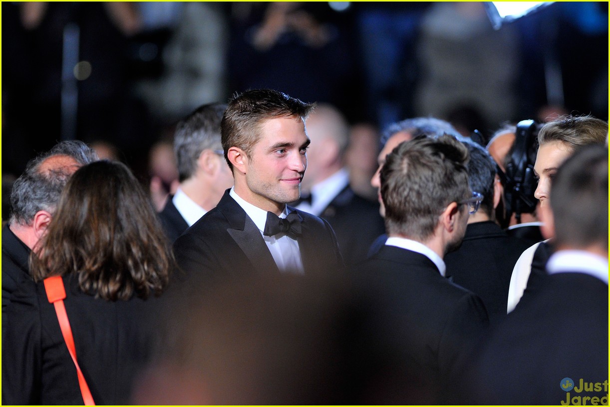 robert pattinson suits up nicely for the rover cannes premiere10