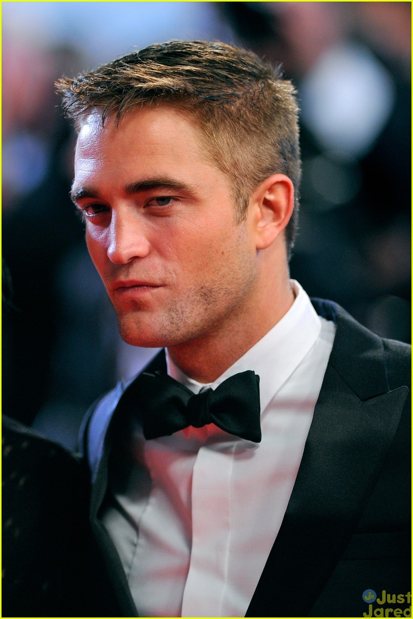 robert pattinson suits up nicely for the rover cannes premiere11