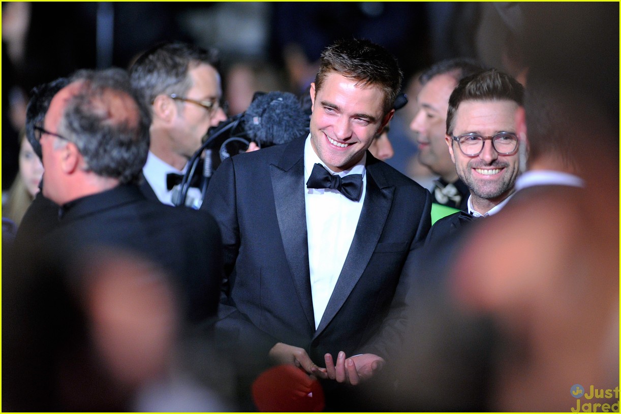 robert pattinson suits up nicely for the rover cannes premiere15