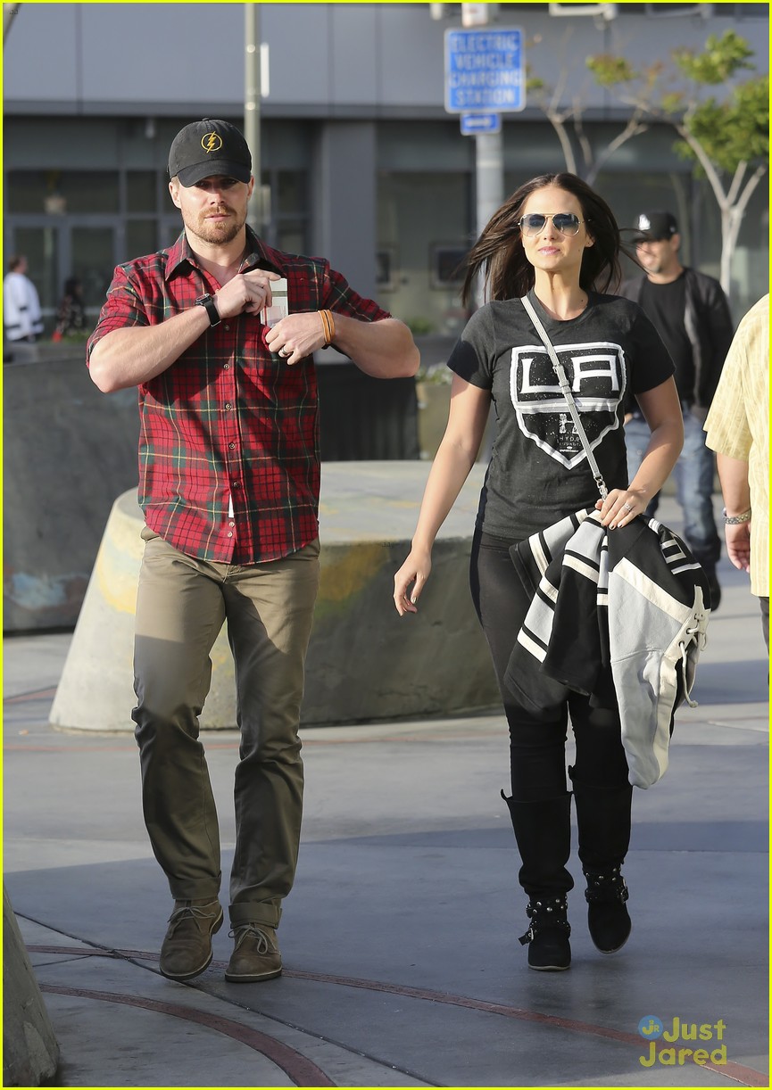 paul wesley stephen amell cw stars at kings game 03