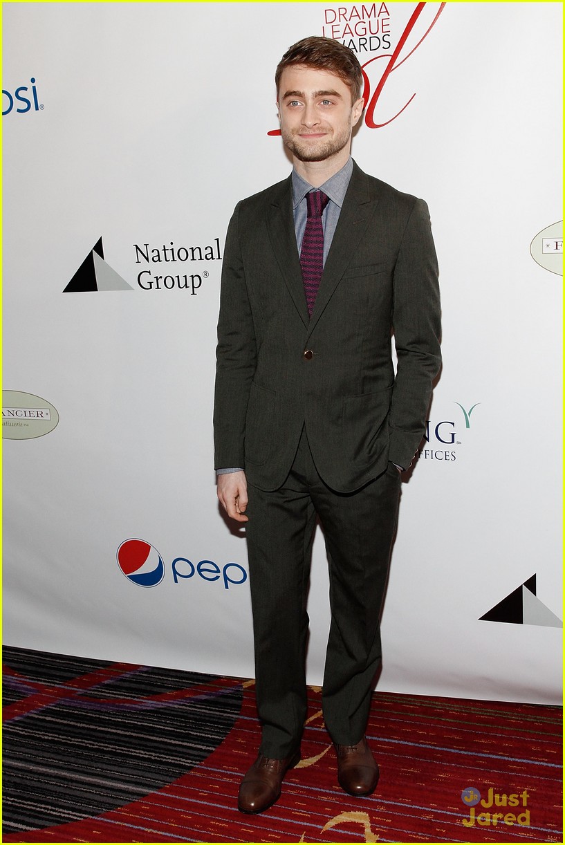 daniel radcliffe suits up for annual drama league awards ceremony05