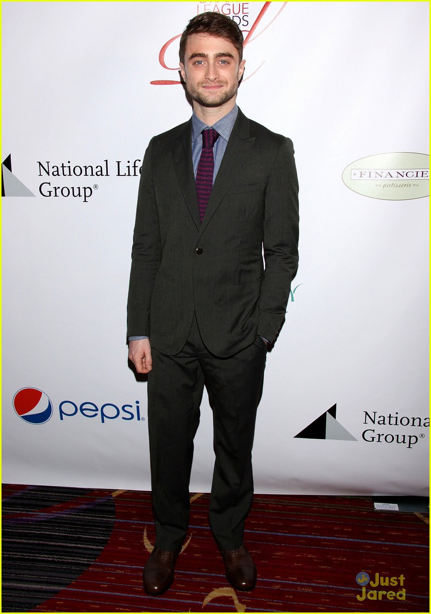 daniel radcliffe suits up for annual drama league awards ceremony08