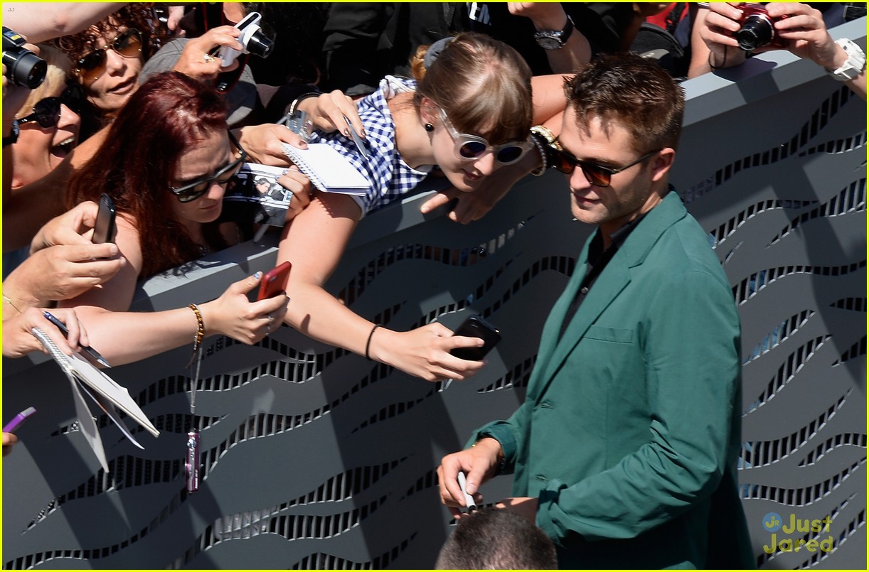 robert pattinson the rover photo call cannes 15