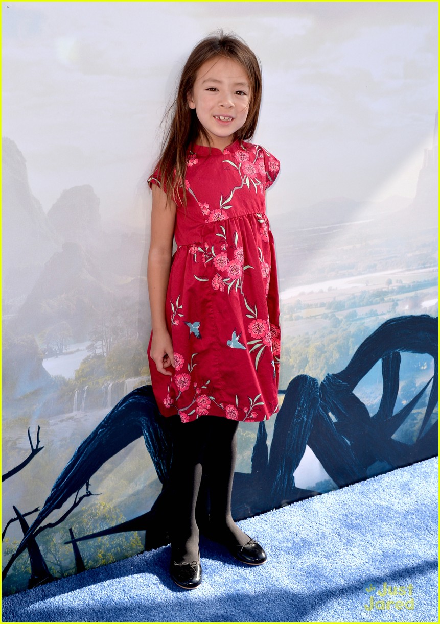 sarah hyland willow shields maleficent hollywood premiere 05