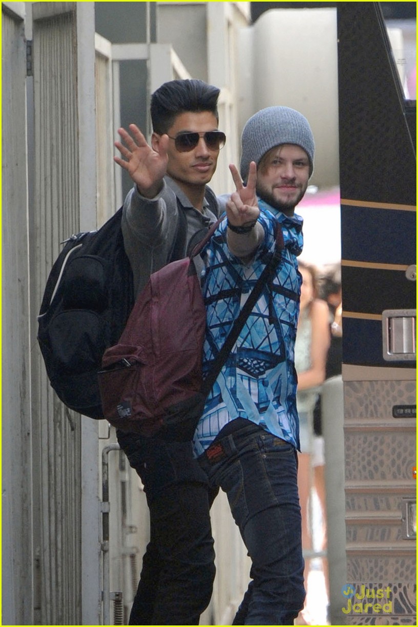 the wanted say hi to fans during their stop in la02