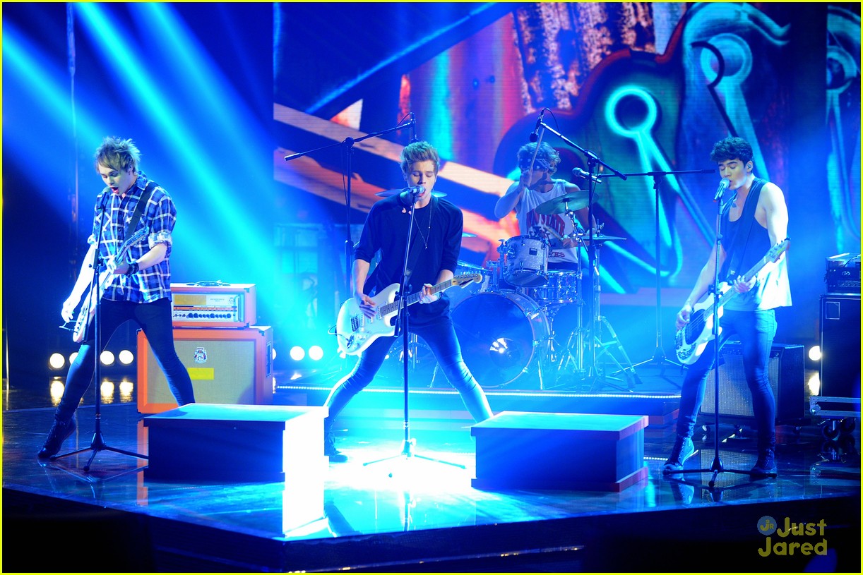 5 seconds of summer perfom at voice italy 02