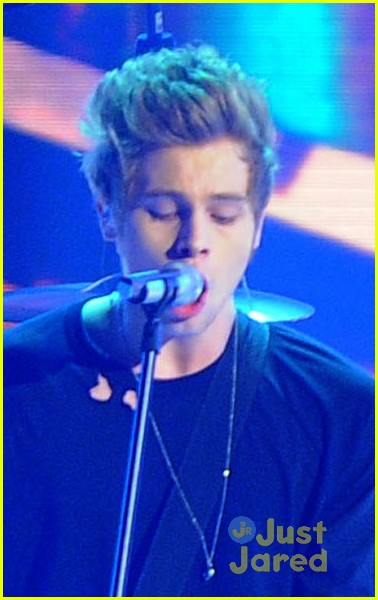 5 seconds of summer perfom at voice italy 03