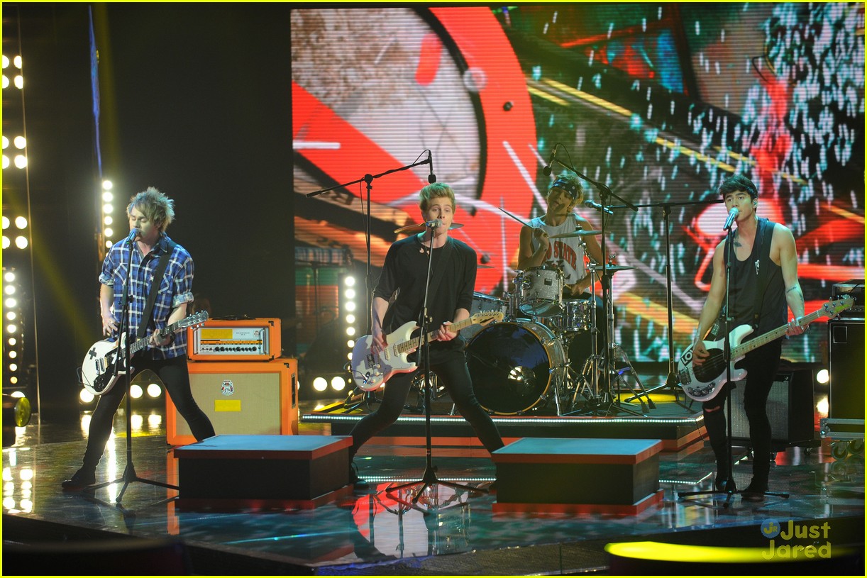 5 seconds of summer perfom at voice italy 04