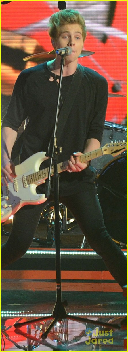 5 seconds of summer perfom at voice italy 06