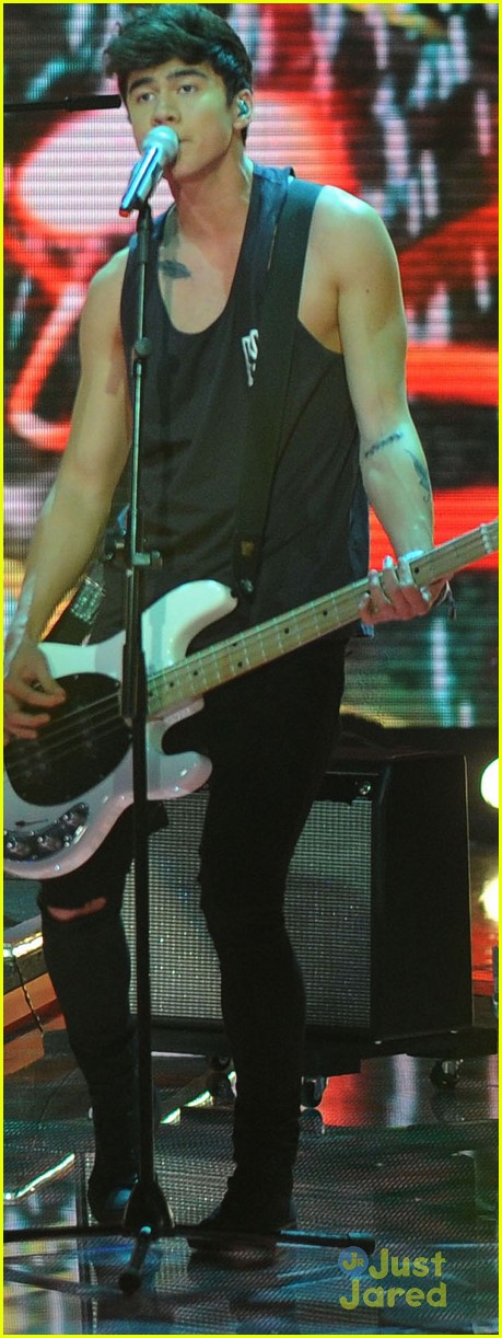 5 seconds of summer perfom at voice italy 07