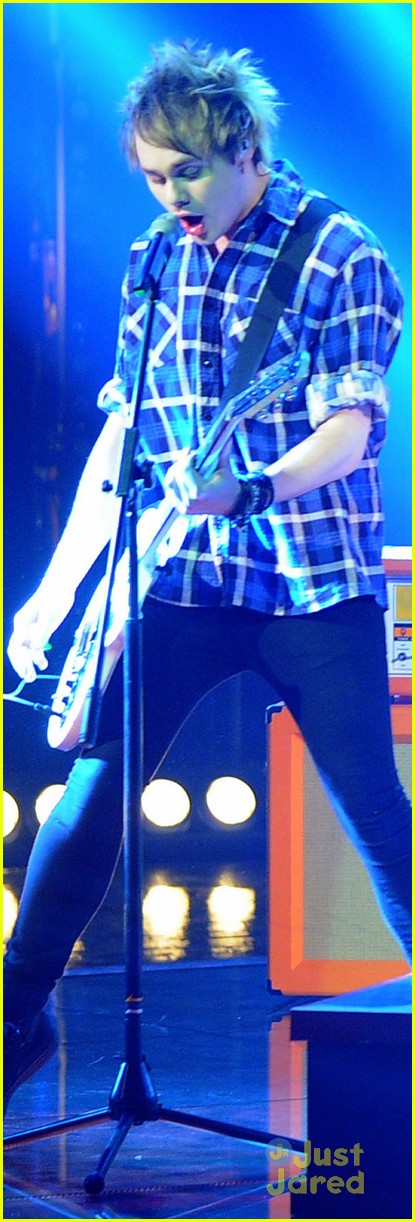 5 seconds of summer perfom at voice italy 08