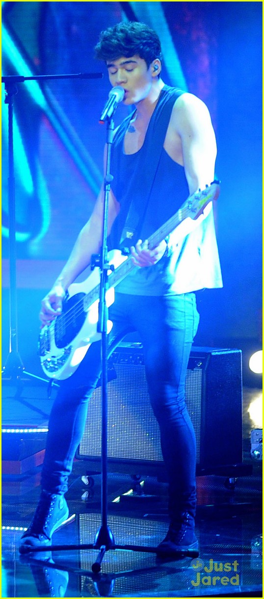 5 seconds of summer perfom at voice italy 10