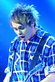 5 seconds of summer perfom at voice italy 01