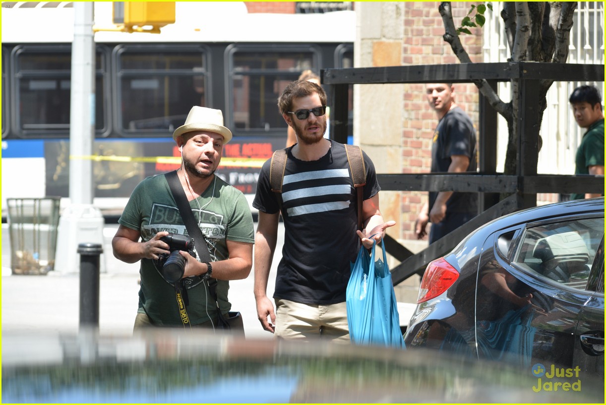 andrew garfield confronts paparazzi on stroll with emma stone 02