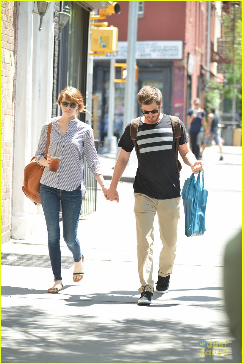 andrew garfield confronts paparazzi on stroll with emma stone 08