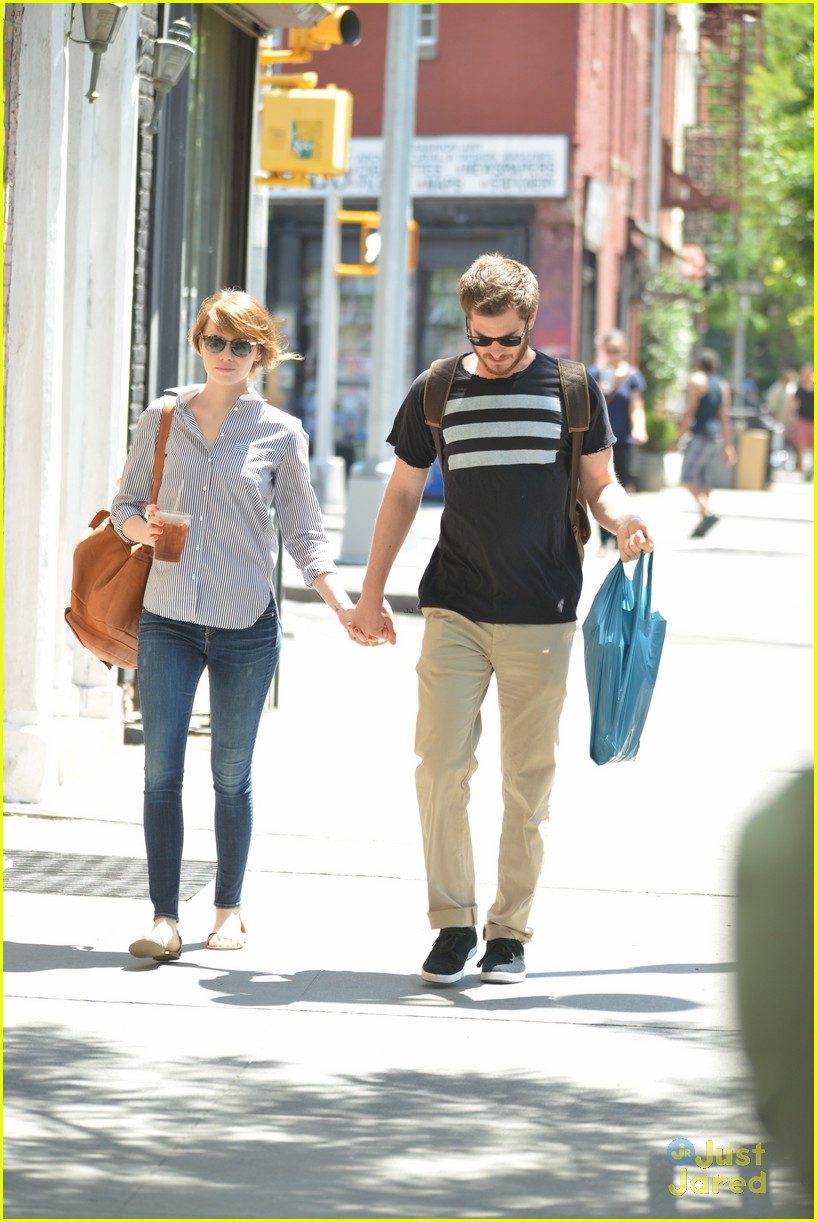 andrew garfield confronts paparazzi on stroll with emma stone 09