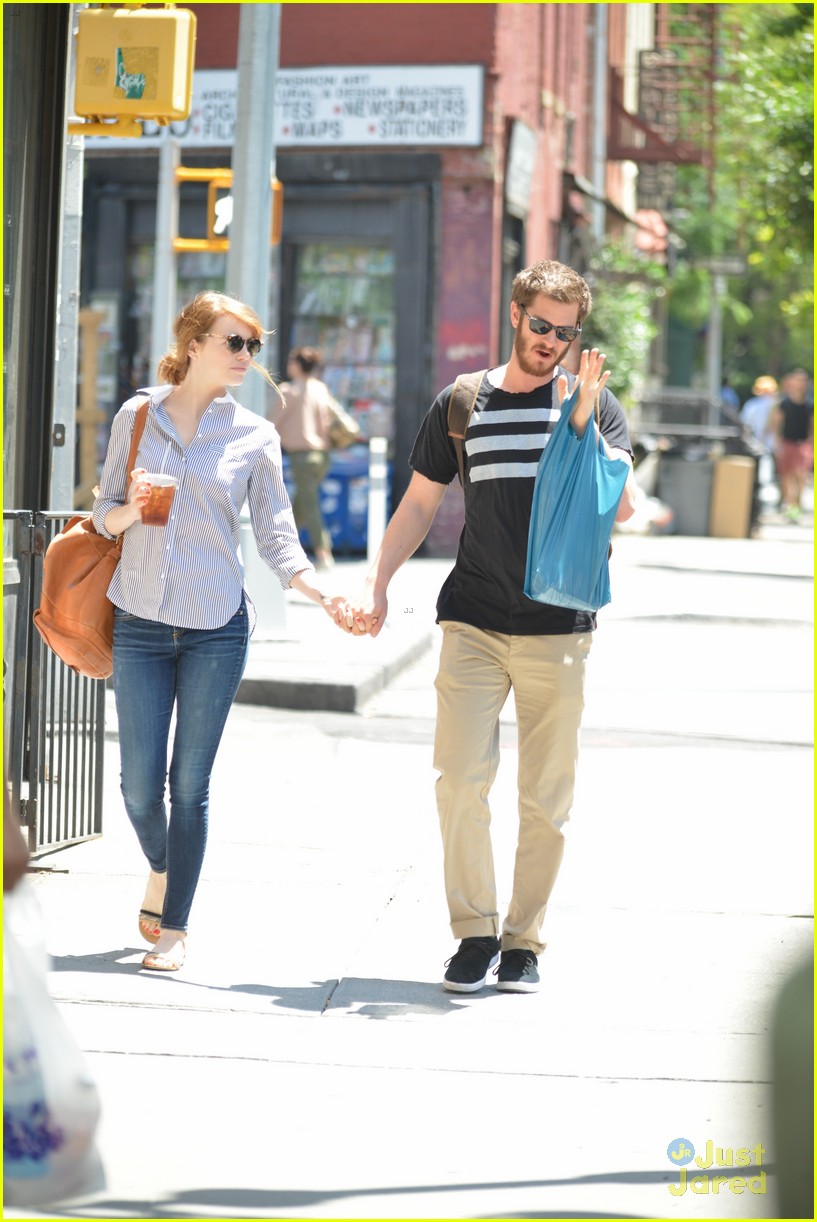 andrew garfield confronts paparazzi on stroll with emma stone 10